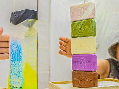 Savon solide vs gel douche : lequel est vraiment le plus doux pour la peau ?